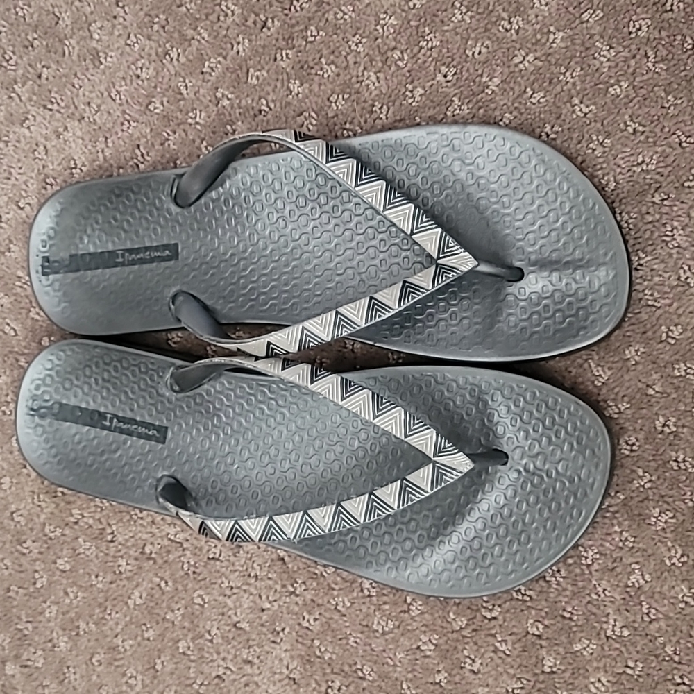 Ipanema gray flip flops size 39/40